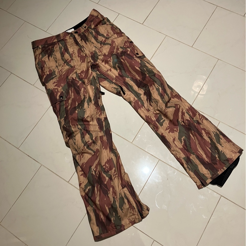 Analog burton brown camo ski / snow pants.  EUC!